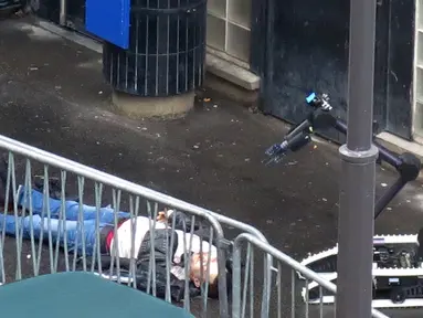 Robot penjinak bom memeriksa jasad seorang pria yang ditembak mati di sebuah kantor polisi di Paris, Prancis, Kamis (7/1/2016). Pria itu ditembak mati karena memaksa masuk ke kantor polisi sambil membawa pisau (ANNA POLONYI/NEW YORK TIMES/AFP)