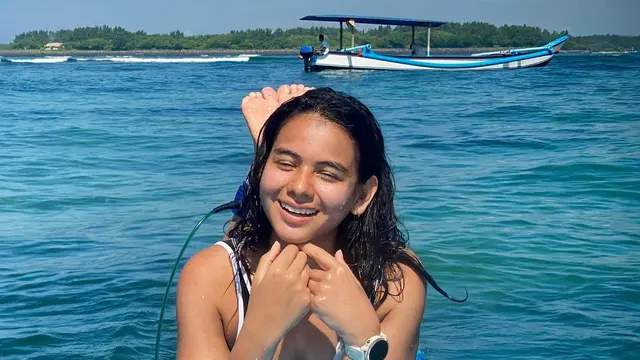 Biasa Tampil Anggun, Ini 6 Potret Keren Sahila Hisyam saat Berselancar
