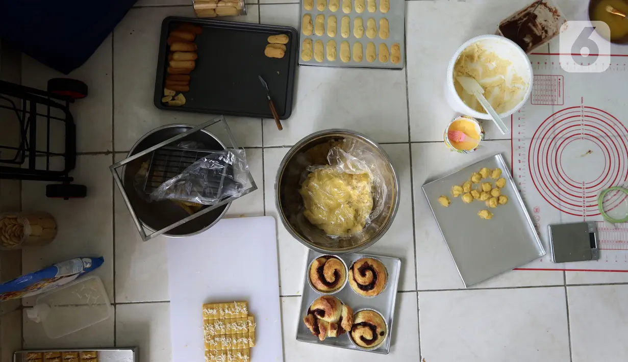 Adonan dan sebagian hasil pengolahan kue kering di tempat pembuatan kue kering milik Tata Khoiriyah, Jakarta, Kamis (21/10/2021). Tata Khoiriyah memilih berjualan kue kering. Kue-kue itu dijajakan secara daring dengan rentang harga Rp 60 ribu hingga Rp 90 ribu. (Liputan6.com/Helmi Fithriansyah)