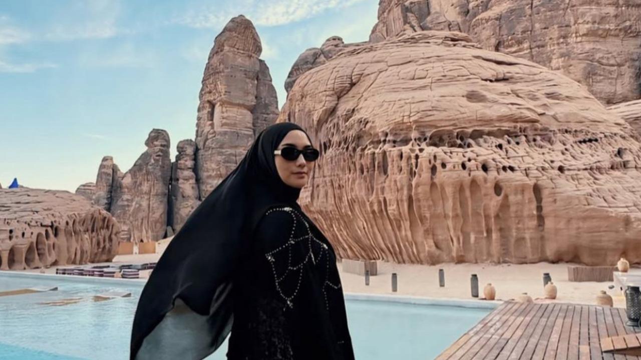 7 Potret Citra Kirana Plesiran ke Kota AI Ula di Arab Saudi, Destinasi Indah Bersejarah