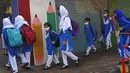Meski aktivitas pembelajaran tatap muka mulai dibuka kembali, namun pemerintah setempat memerintahkan kepada siswa dan staf pengajar untuk tetap memakai masker. (Arif ALI/AFP)