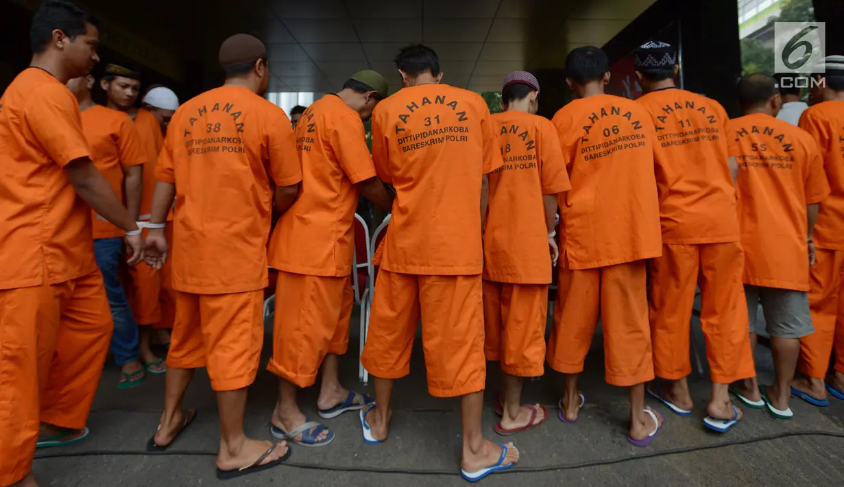Tersangka dihadirkan saat rilis kasus narkoba jaringan Malaysia-Indonesia di Bareskrim Mabes Polri, Jakarta, Selasa (9/7/2019). Bareskrim Polri memusnahkan 177,5 Kg sabu dan 30 ribu butir ekstasi yang disita dari jaringan Malaysia-Indonesia. (merdeka.com/Imam Buhori)