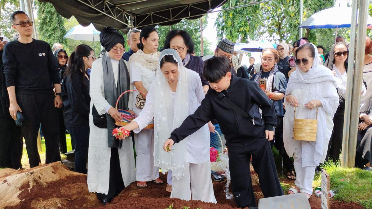 Pemakaman Jenazah Lucky Widja Diiringi Isak Tangis Keluarga di TPU Jeruk Purut Jakarta