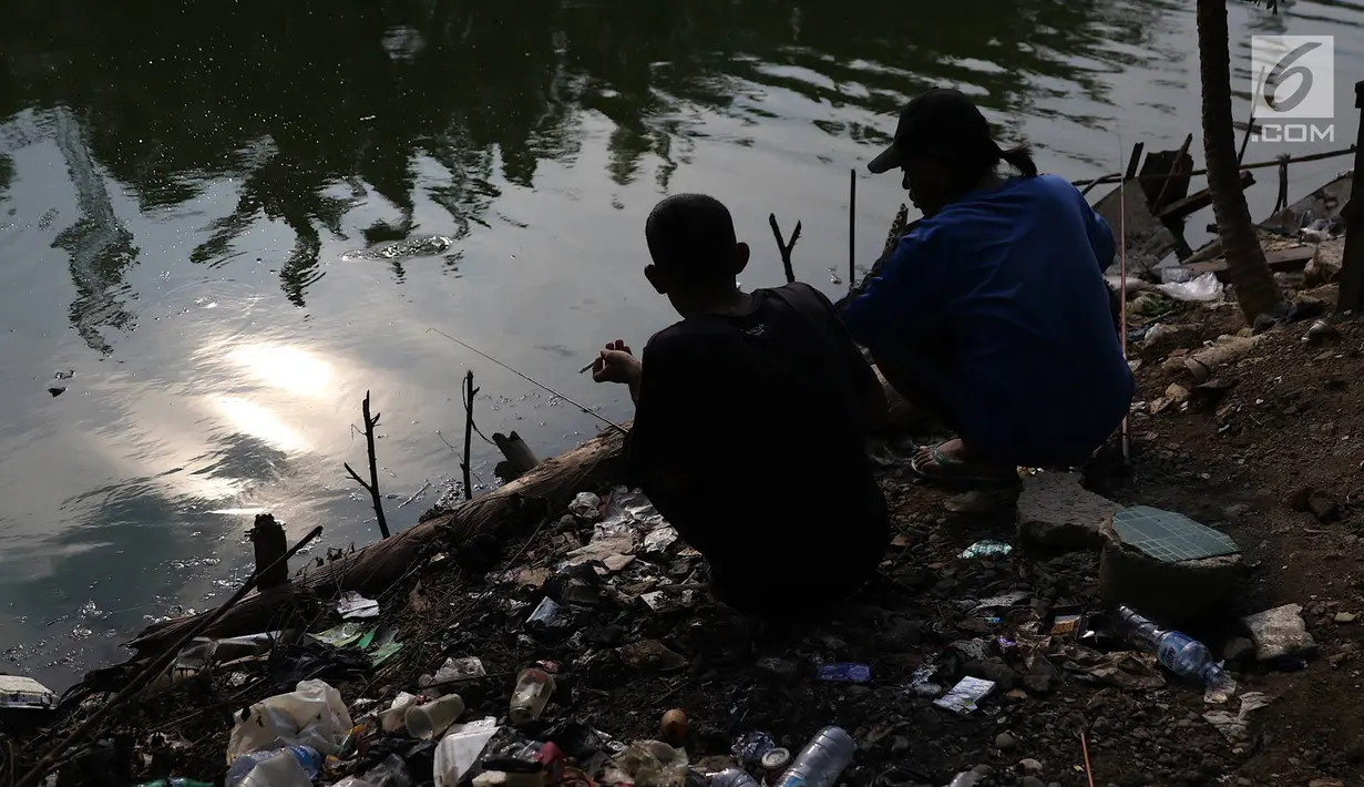 Warga memancing di sekitar Waduk Surilang, Pasar Rebo, Jakarta Timur, Senin (25/2). Waduk yang mengalami pendangkalan akibat lumpur yang lama tak dikeruk tersebut dikhawatirkan meluap saat musim hujan. (Liputan6.com/Immanuel Antonius)
