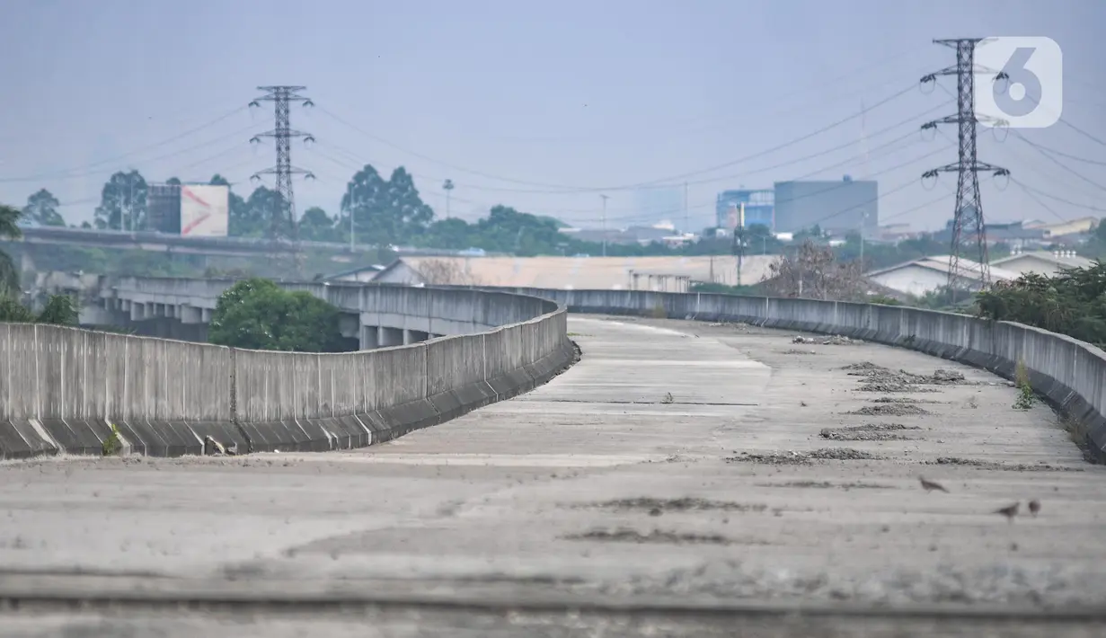 Kondisi jalan layang non tol (JLNT) Pluit, Jakarta Utara, Rabu (24/5/2023).  (merdeka.com/Iqbal S. Nugroho)