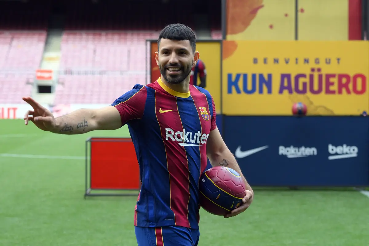 Senyum Sergio Aguero Resmi Berlabuh ke Barcelona