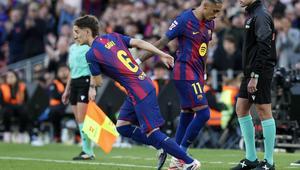 Gelandang Barcelona, Gavi, mendapatkan comeback setelah cedera dalam laga kontra Sevilla di lanjutan La Liga Spanyol, Minggu (15/3/2026) malam WIB. Gavi masuk lapangan menggantikan Raphinha untuk kembali bermain setelah absen enam bulan. (Lluis GENE / AFP)