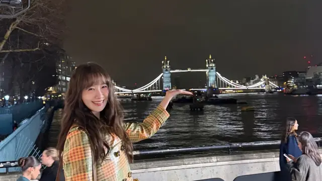 Yoona saat Hadir di Burberry London Fashion Week 2026 pakai coat. [@yoona__lim]