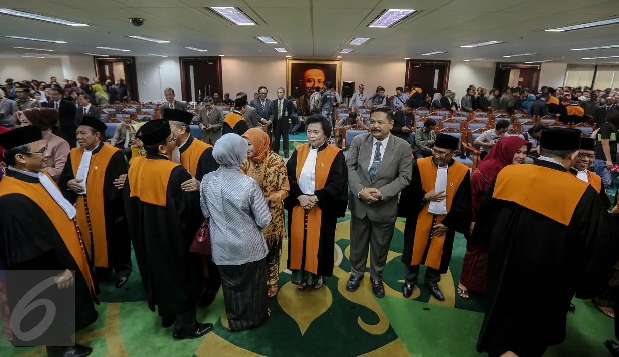 Enam Hakim Agung baru mendapat ucapan selamat usai pelantikan yang dipimpin Ketua Mahkamah Agung (MA) Muhammad Hatta Ali di Gedung sekretariat MA, Jakarta, Rabu (5/8/2015).  (Liputan6.com/Faizal Fanani)