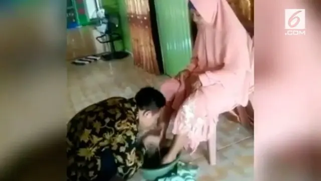 VIDEO: Pria Meminum Air Bekas Cucian Kaki Ibu
