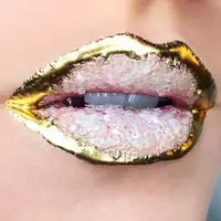Bagaimana jadinya bila bibir manismu menyerupai bongkahan kristal? (via; Boredpanda.com)