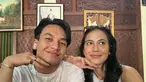 Momen yang sama dalam format video saat salah ucap dan kurang kompak diunggah Pevita Pearce di akun Instagram terverifikasinya disertai status teks ringkas, “Bloopers, Jakarta – Jogja.” Di kolom komentar, Jefri Nichol mencuap, “Sekarang kita punya teori kenapa om hotman paris selalu gemeteran tangannya di setiap video.” Wah kira-kira teori mereka apa, ya? (Foto: Dok. Instagram @jefrinichol)