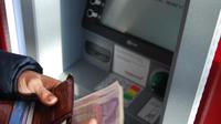 ATM adalah sebuah alat elektronik yang melayani nasabah bank untuk mengambil uang dan mengecek rekening tabungan.