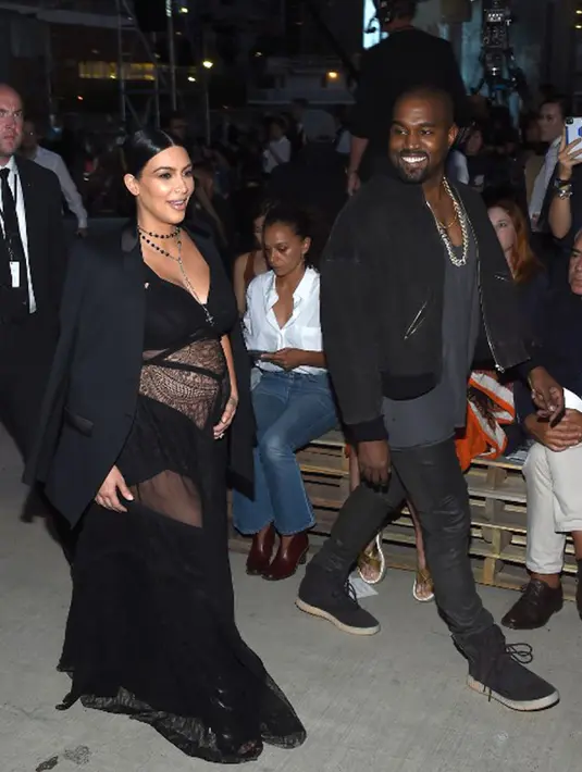 Kim Kardashian ditemani suaminya, Kanye West saat tiba untuk menghadiri Givenchy Spring/Summer 2016 pada acara New York Fashion Week di New York, Jumat (11/9/2015). (Larry Busacca/Getty Images/AFP)