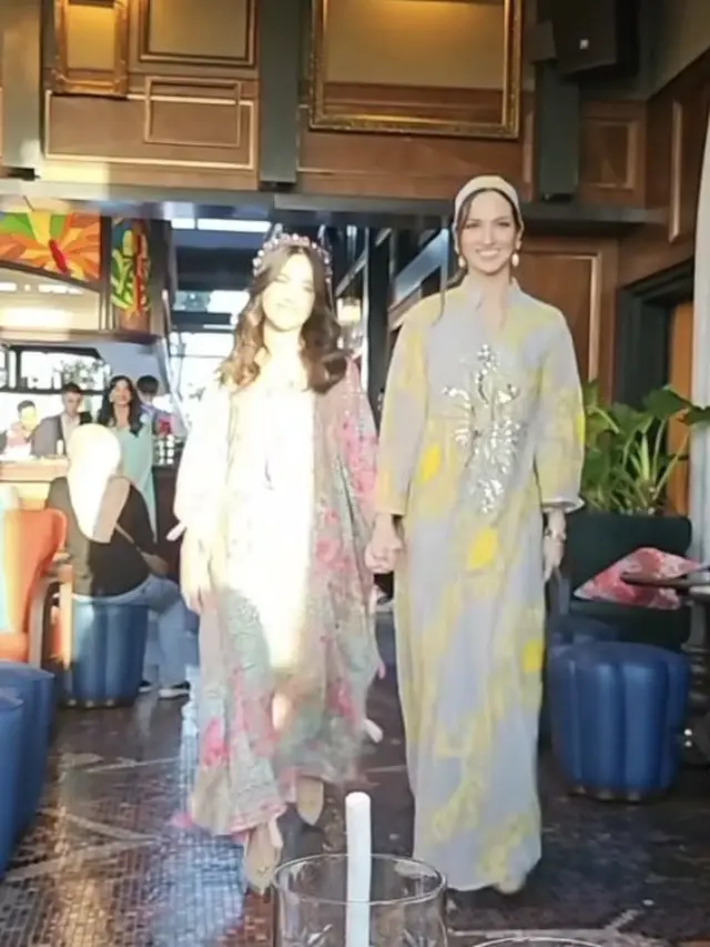 Nia Ramadhani dan Mikhayla Jadi Model Kenakan Kaftan Dress. [@yclionk]