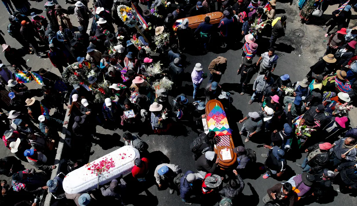 Para pelayat membawa peti mati berisi jenazah orang yang tewas dalam bentrokan antara pasukan keamanan dengan pendukung mantan Presiden Evo Morales di La Paz, Bolivia, Kamis (21/11/2019). (AP Photo/Natacha Pisarenko)
