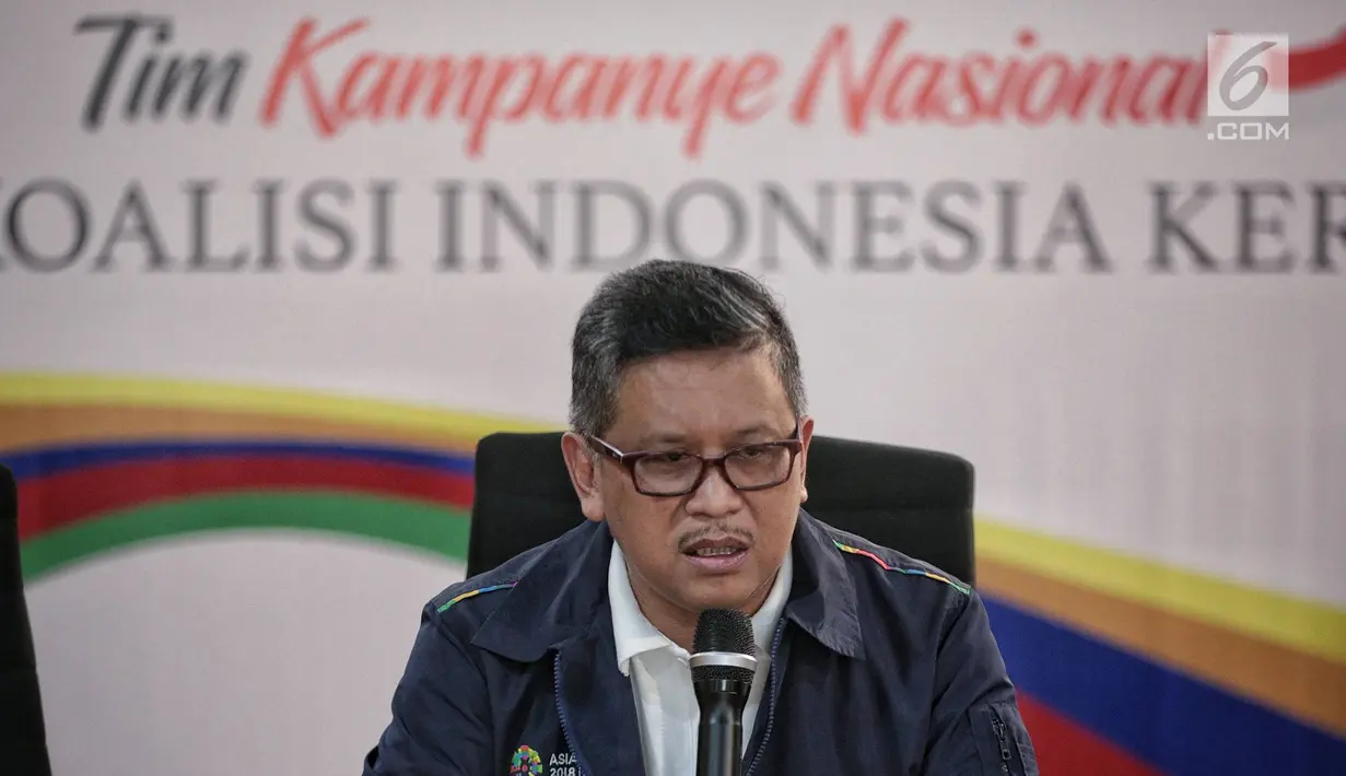 Sekretaris Tim Kampanye Nasional (TKN) Hasto Kristiyanto memberikan keterangan di Posko Cemara, Jakarta, Minggu (30/12). Dalam keteranganya Hasto menjelaskan isu-isu dan refleksi akhir tahun 2018. (Liputan6.com/Faizal Fanani)