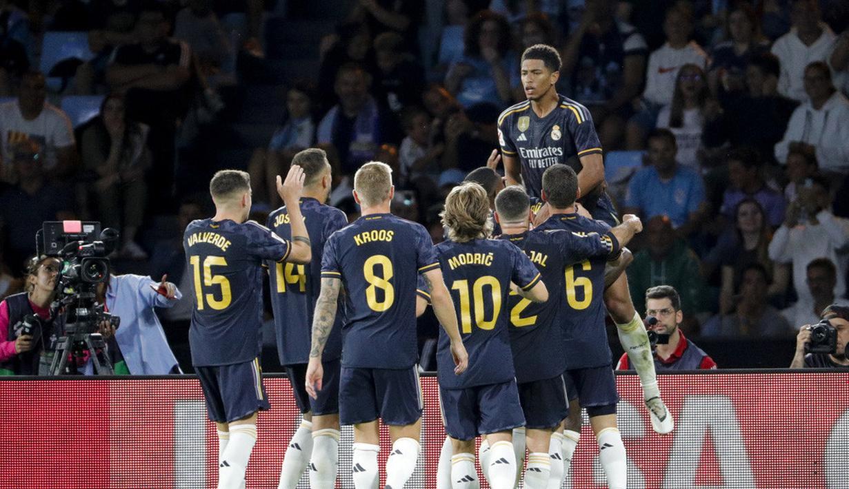 Pemain Real Madrid, Jude Bellingham, melakukan selebrasi bersama rekannya setelah mencetak gol ke gawang Celta Vigo pada laga Liga Spanyol di Stadion The Balaidos, Sabtu (26/8/2023). Madrid menang dengan skor tipis 1-0. (AP Photo/Lalo R. Villar)