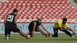 Pemain Persija Jakarta, Bruno Matos, melakukan pemanasan saat latihan di SUGBK, Jakarta, Jumat (2/8). Jelang menghadapi Arema FC, Macan Kemayoran gelar latihan tertutup. (Bola.com/YoppyRenato)