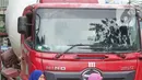 Pejalan kaki menyeberangi jalan di depan Stasiun Lenteng Agung, Jakarta, Senin (4/11/2019). Meski telah tersedia JPO, sebagian pejalan kaki lebih memilih untuk menyeberang sembarangan sehingga mengganggu arus lalu lintas serta berpotensi menimbulkan kecelakaan. (Liputan6.com/Immanuel Antonius)