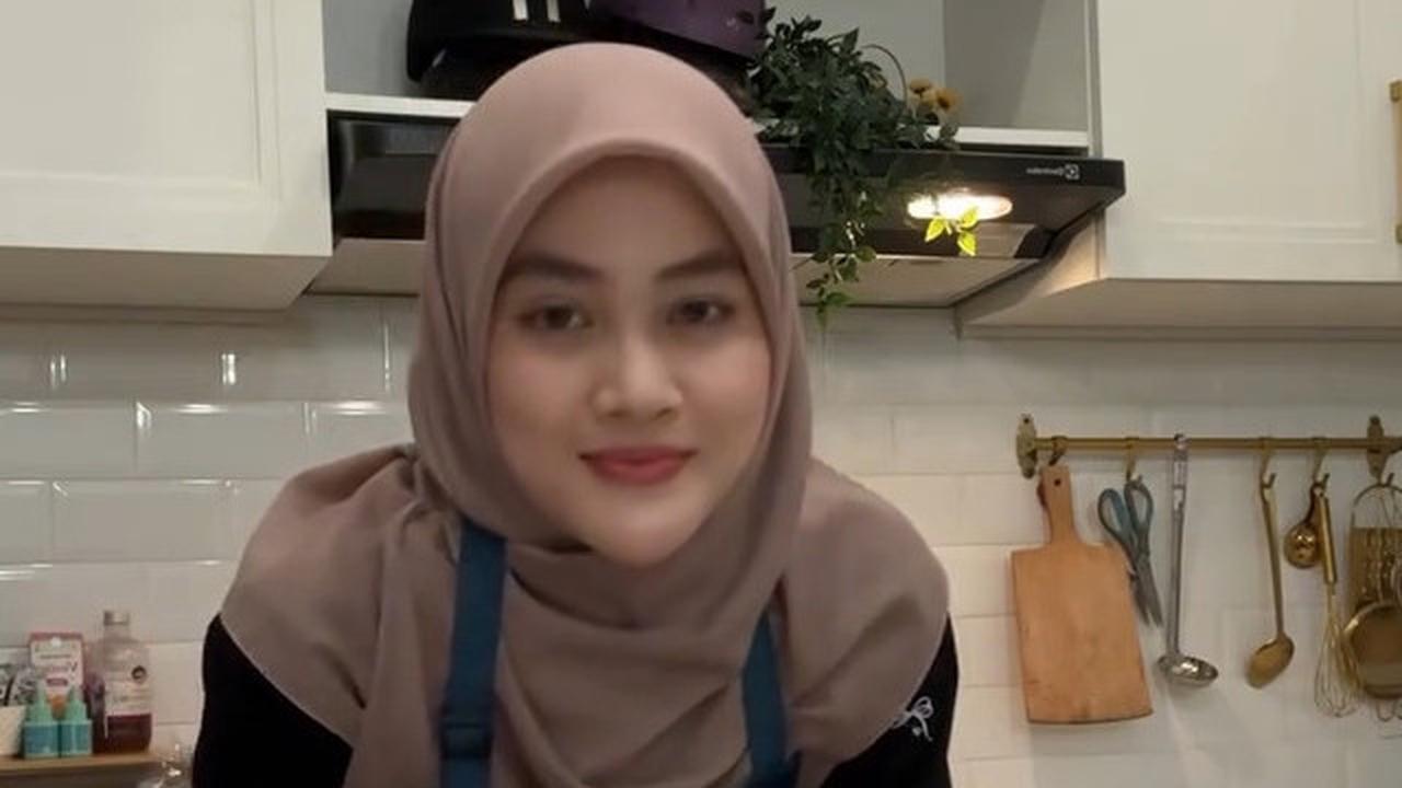 5 Potret Henny Rahman Bikin Kue Ultah untuk Sang Putra, Kado Teristimewa