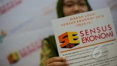 Seorang peserta memperlihatkan logo sensus ekonomi 2016 saat peluncuran di Kantor BPS Jakarta, Jumat (8/5/2015). Badan Pusat Statistik (BPS ) meluncurkan logo baru sensus Ekonomi 2016 (SE2016). (Liputan6.com/Faizal Fanani)