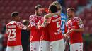 Para pemain FSV Mainz merayakan kemenangan 2-1 atas Bayern Munich usai berakhirnya laga lanjutan Liga Jerman 2020/2021 pekan ke-31 di Opel Arena, Mainz, Sabtu (24/4/2021). (AFP/Kai Pfaffenbach/Pool)