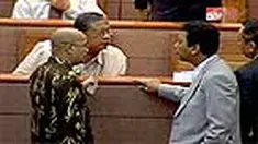 Rapat paripurna DPR akhirnya menyetujui Darmin Nasution sebagai Gubernur BI meski dua fraksi memilih walkout yakni F-PDIP dan F-Hanura. 