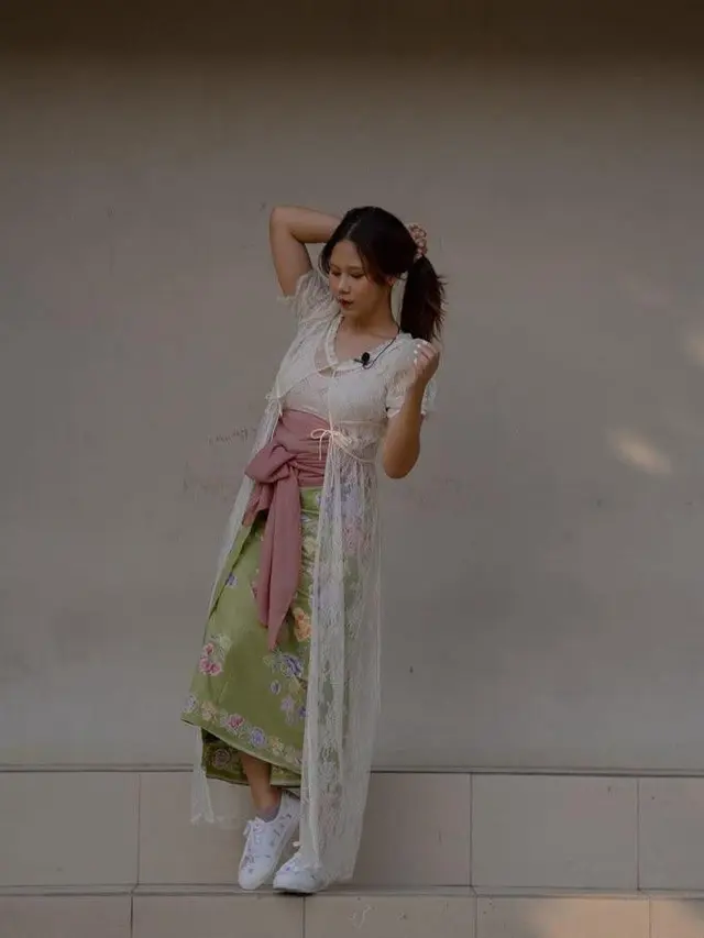 5 Gaya Nadin Amizah hingga Febby Rastanty Padukan Wastra & Sneakers, Inspirasi Tampilan Berkain yang Unik dan Nyaman