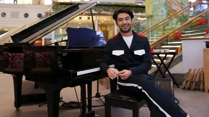 [Fimela] Reza Rahadian