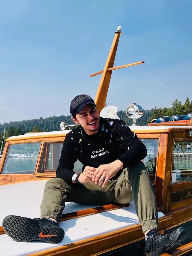 Thomas Djorghi makin terlihat tampan meski usianya tak lagi muda