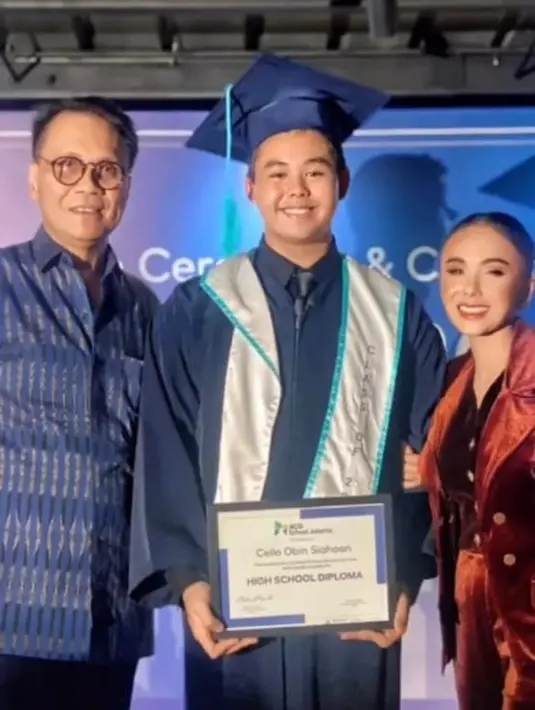 Yuni Shara tampil dengan blazer velvet saat hadiri wisuda SMA Cello bersama sang mantan suami, Henry Siahaan. [Foto: IG/yunishara36].