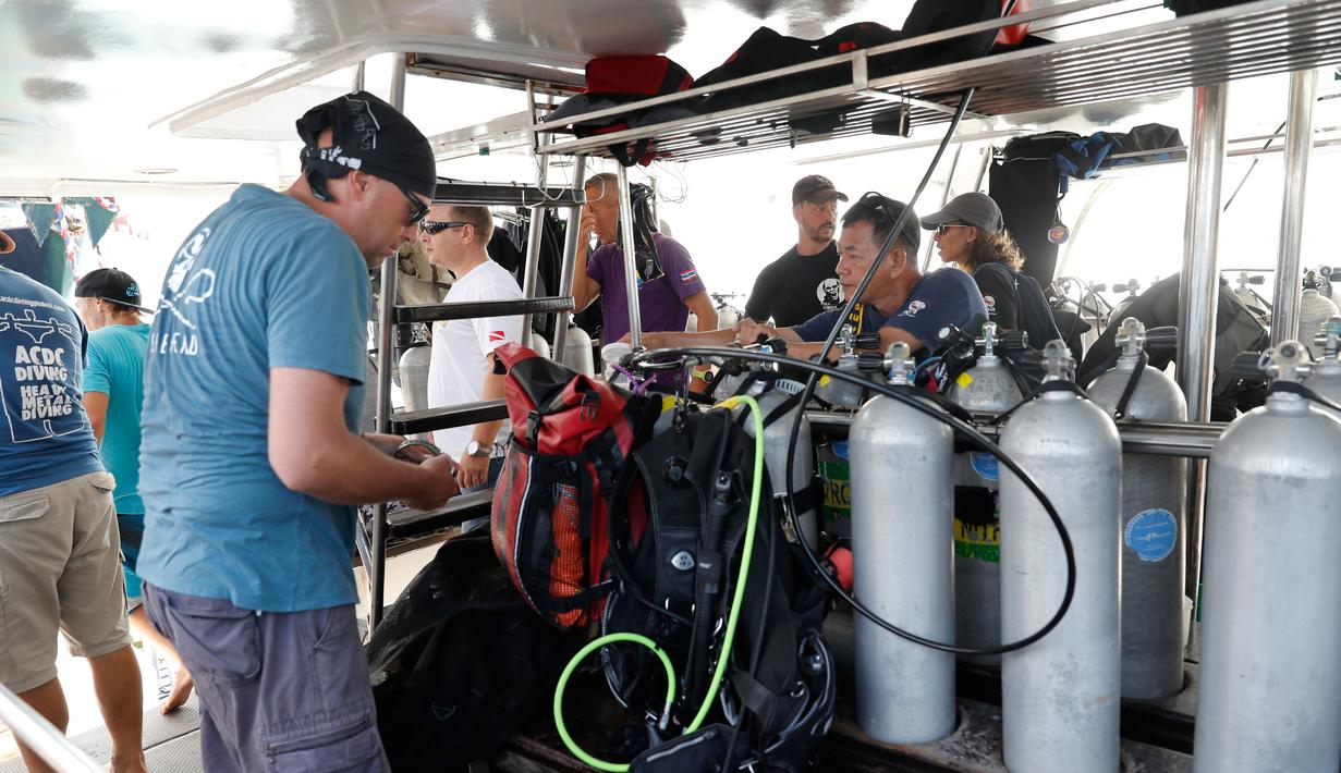 Penyelam memeriksa tangki oksigen saat bersiap melanjutkan pencarian korban kapal wisata yang terbalik di dermaga Chalong, Phuket, Sabtu (7/7). Penyelamat Thailand relah menarik 37 mayat dari perairan setelah kapal wisata tenggelam laut (AP/Vincent Thian)