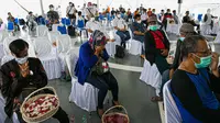 Suasana doa bersama dan tabur bunga di lokasi jatuhnya pesawat Sriwijaya Air SJ 182 di perairan Kepulauan Seribu, Jumat (22/1/2020). Tabur bunga diikuti perwakilan keluarga korban penumpang dan awak pesawat, tim manajemen Sriwijaya Air, regulator hingga Tim SAR (Liputan6.com/Faizal Fanani)