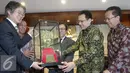 Ketua DPD Irman Gusman (kedua kanan) menerima Mahkota Emas Chonma-chong dari President of GNB Biotech Seoul National University Korea Young Joon Ahn (kedua kiri), President of GWP Korea KWan Eung Lee (kiri) di Jakarta (6/4).  (Liputan6.com/Johan Tallo)