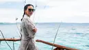 Penampilan Ayushita saat liburan di Pantai Ora, Pulau Seram, Maluku tampak sangat santai. Menggunakan aksesori kacamata hitam dan dengan rambut di kepang, dia tampak percaya diri. (Liputan6.com/IG/@ayushita)