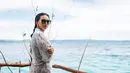 Penampilan Ayushita saat liburan di Pantai Ora, Pulau Seram, Maluku tampak sangat santai. Menggunakan aksesori kacamata hitam dan dengan rambut di kepang, dia tampak percaya diri. (Liputan6.com/IG/@ayushita)