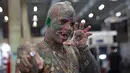 Seniman tato asal Brasil Marcelo B. Boy berpose memamerkan tato, tindikan, dan lidahnya yang dimodifikasi dalam acara Sao Paulo Tattoo Week, Brasil, Jumat (25/10/2019). (AP Photo/Andre Penner)