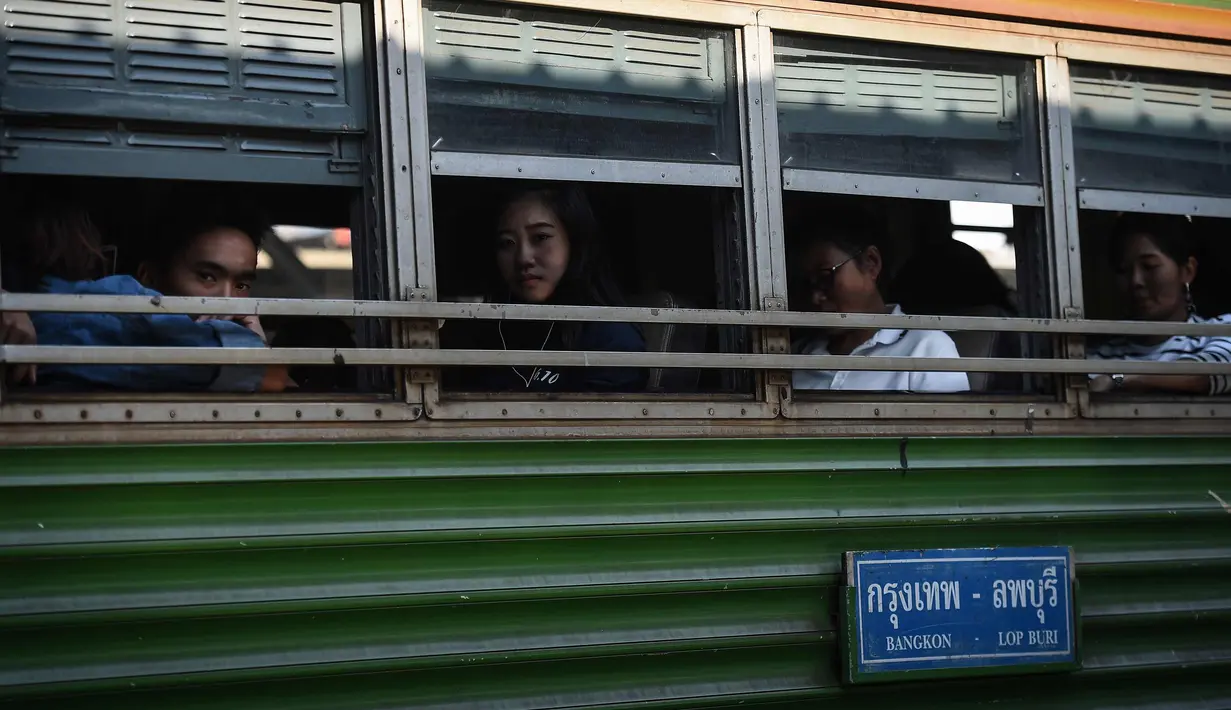 Sejumlah penumpang berada bersiap berangkat dari stasiun kereta api pusat Hua Lampong, sehari sebelum Songkran Festival, atau Tahun Baru Thailand, di Bangkok (12/4). (AFP Photo/Lillian Suwanrumpha)
