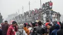 Muslim Bangladesh dengan menggunakan kereta tiba untuk ambil bagian dalam Akheri Munajat (doa terakhir) selama pertemuan Muslim tahunan 'Biswa Ijtema' di Tongi, utara Dhaka, Minggu (12/1/2020). Bishwa Ijtema merupakan pertemuan gerakan Jamaah Tabligh Islam tahunan. (MUNIR UZ ZAMAN/AFP)