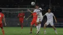 Pemain Arema FC, Adam Alis Setyano berhasil menghalau bola diudara saat melawan Borneo FC di leg kedua final Piala Presiden 2022. (Bola.com/Ikhwan Yanuar)