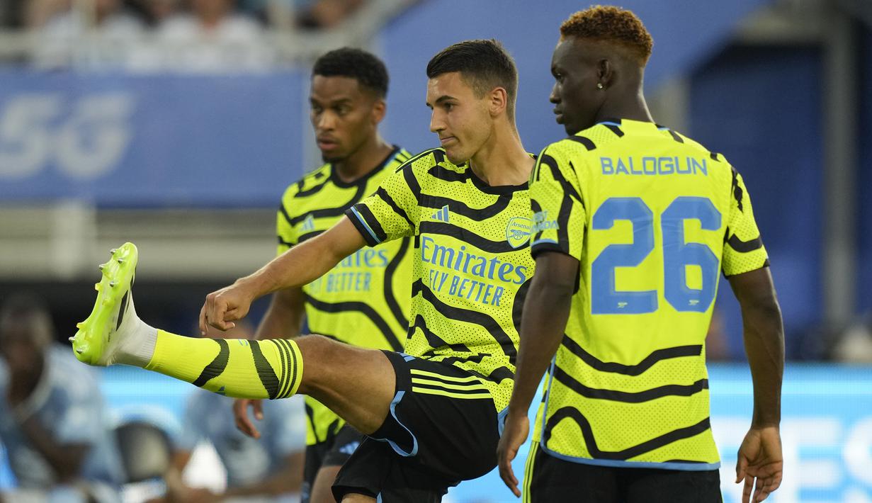 Bek Arsenal, Jakub Kiwior (tengah) beraksi saat mengikuti kontes shooting challenge dalam MLS All-Stars Skills Challenge menghadapi tim MLS All-Stars di Washington, Amerika Serikat, Selasa (18/7/2023) waktu setempat. (AP Photo/Alex Brandon)