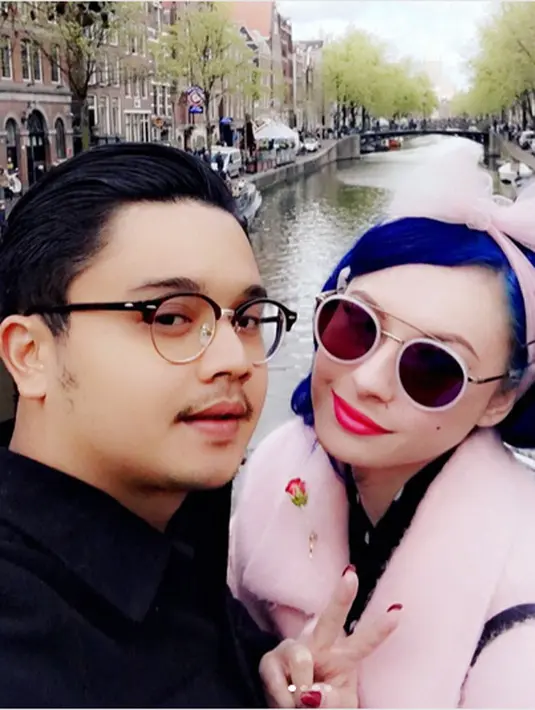 Claudia, yang telah dua tahun menjalin kasih dengan pemeran dalam film Pinky Promise itu sepertinya sudah tidak sabar untuk segera memanggilnya dengan sebutan suami. Hal itu terlihat dari status di media sosialnya. (Instagram/miss_adinda_mae)