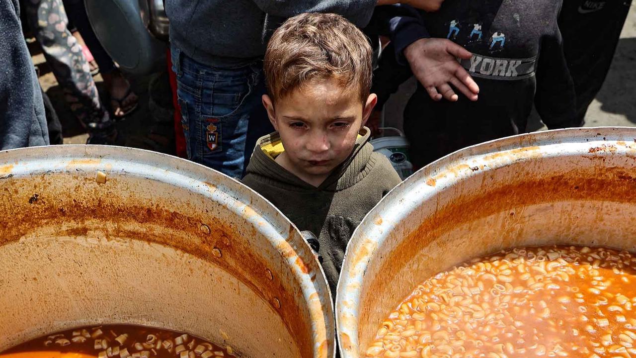 FOTO: Pilu! Ratusan Anak Gaza Kelaparan Mengantri Makanan Gratis