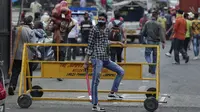 Seorang petugas keamanan swasta berdiri mengenakan masker di sebuah pasar di Jammu, India, pada Selasa (4/5/2021).  Infeksi dan kematian COVID-19 meningkat dengan kecepatan yang mengkhawatirkan di India tanpa terlihat adanya akhir dari krisis. (AP Photo/Channi Anand)