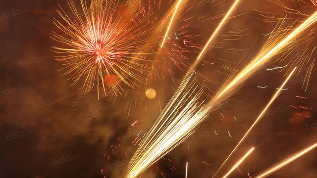 Kembang Api dan Bulan Purnama