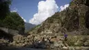 Pemuda Kashmir mendinginkan diri di sungai saat musim panas di pinggiran Srinagar, Kashmir yang dikuasai India (4/7/2021). Musim panas waktu yang tepat untuk menghabiskan waktu di ruang terbuka hijau. Seperti warga Kashmir menikmati musim panas dengan pergi ke sungai. (AP Photo/Mukhtar Khan)