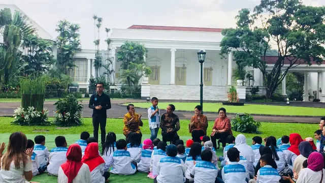 Presiden Joko Widodo atau Jokowi menerima anak-anak di Istana Bogor