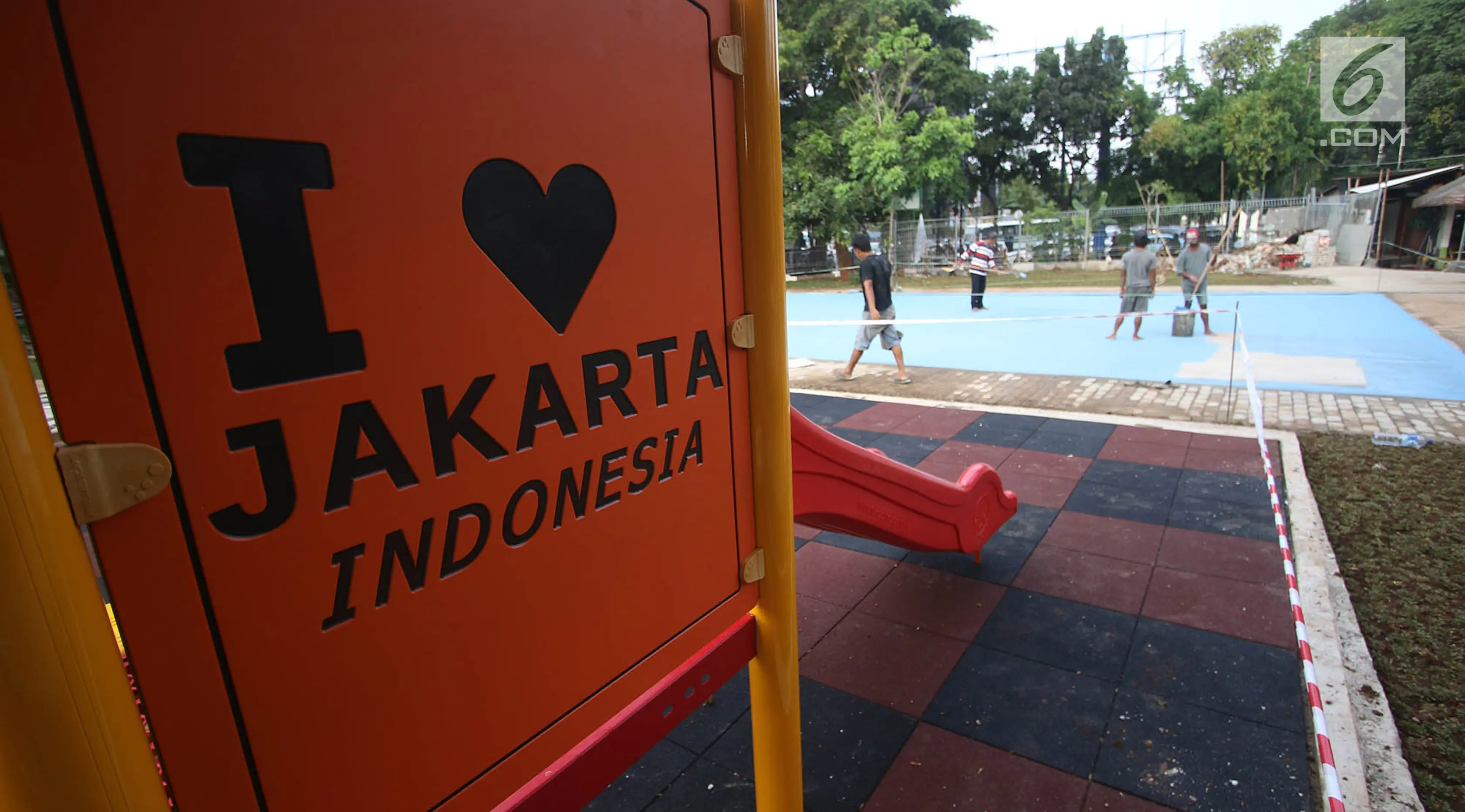 Pekerja menyelesaikan pembangunan Ruang Publik Terpadu Ramah Anak (RPTRA) di Jalan Simpang Tiga Kalibata, Jakarta, Sabtu (30/9). (Liputan6.com/Immanuel Antonius)