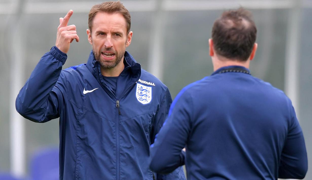 Pelatih timnas Inggris, Gareth Southgate memimpin sesi latihan sebelum melawan Slovenia pada kualifikasi Piala Dunia 2018 di Tottenham Hotspur Training Ground, Enfield, (4/10/2017). Saat ini Inggris memimpin klasemen Grup F. (AFP/Olly Greenwood)